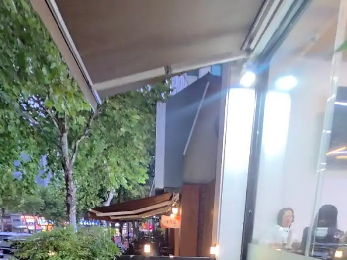 가게 내부 유리창으로 보이는 풍경