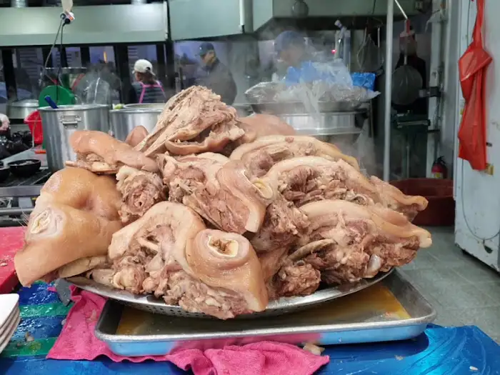 주방에서 준비된 머릿고기 모음