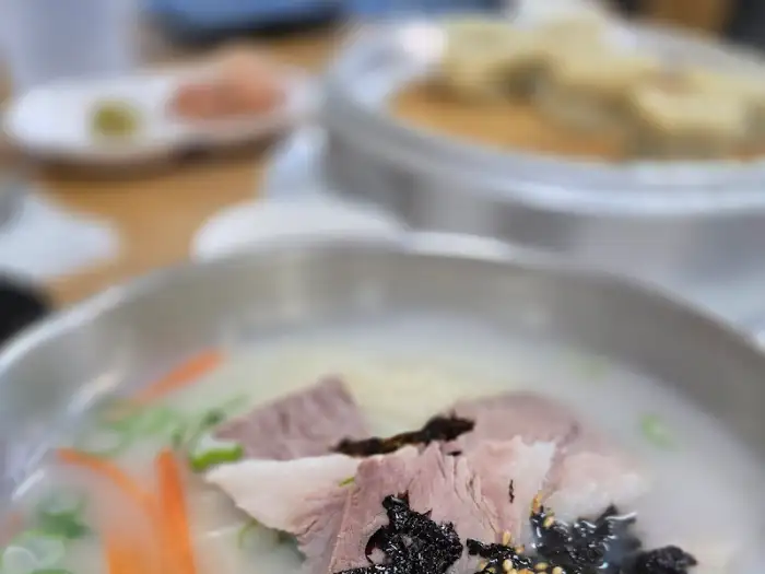 푸짐한 수육이 올라간 고기국수