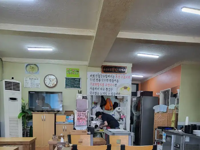 내부 테이블 좌석과 주방 일부가 보이는 전경