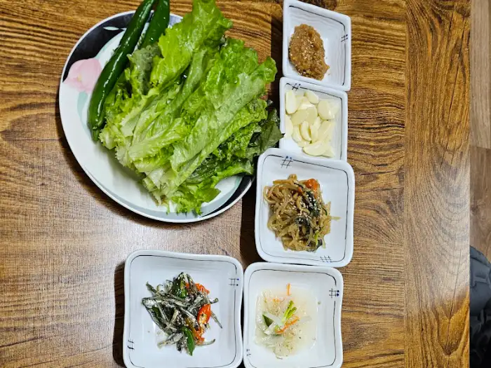 다양한 밑반찬 모습