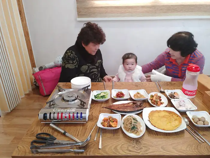 식사 중인 가족 모습