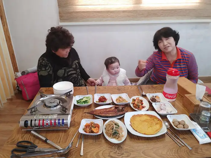 다양한 음식들로 가득 찬 식탁