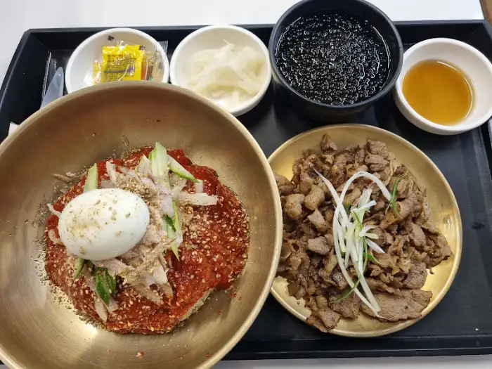 비빔냉면과 고기