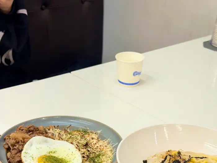 테이블 위의 컵