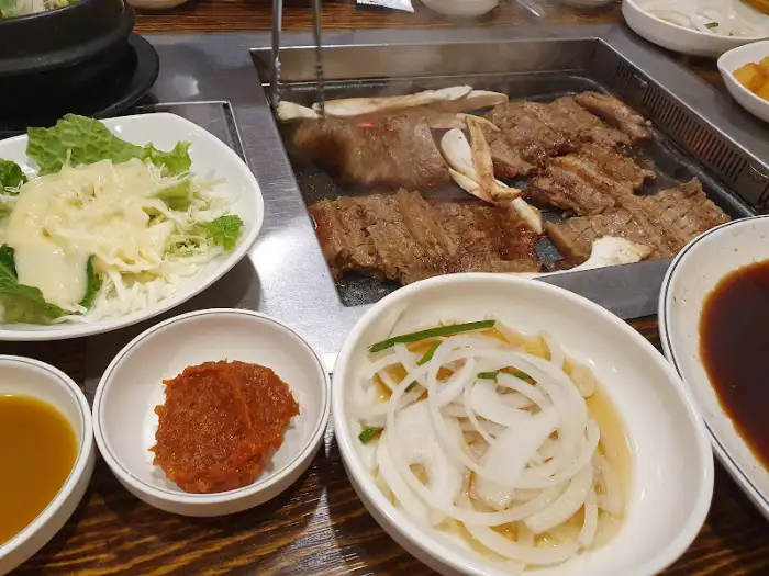 갈비살 구이와 곁들임 메뉴