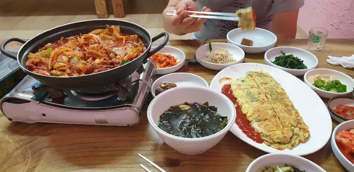 테이블에 놓인 계란말이와 닭볶음탕, 그리고 밥