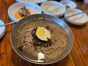 메밀의 고요함, 비빔의 격정: 오래된 맛집에서 찾은 미식의 조화, 슴슴한 지역의 별