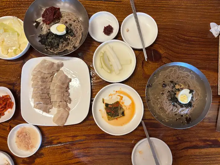 테이블에 차려진 여러 가지 음식들