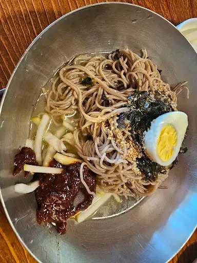 비빔막국수의 비빔장과 면, 곁들임 채소