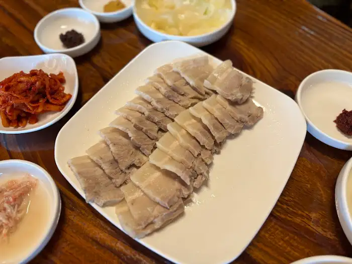 앞접시에 놓인 썰어진 보쌈 고기
