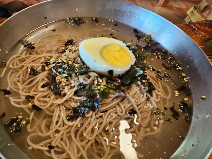 메밀국수 그릇의 확대 사진