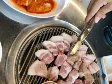 제주, 맛의 연금술: 160도 열기 속, 흑돼지 마이야르 혁명의 서막