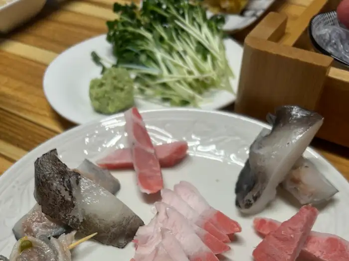 신선한 싹채소와 와사비, 그리고 참치회 한 점