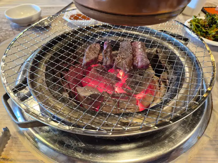 숯불 위에서 구워지고 있는 소고기