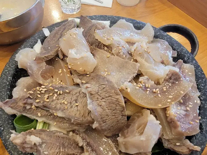 진미옥설렁탕의 푸짐한 모듬수육