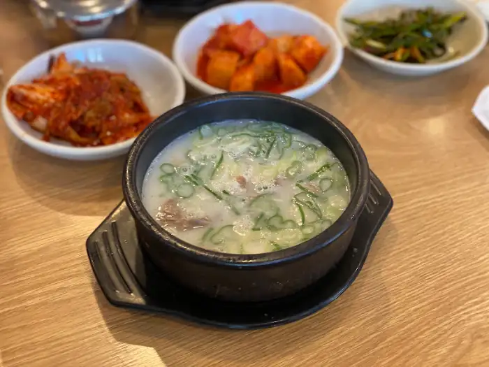 진미옥설렁탕의 설렁탕과 반찬들
