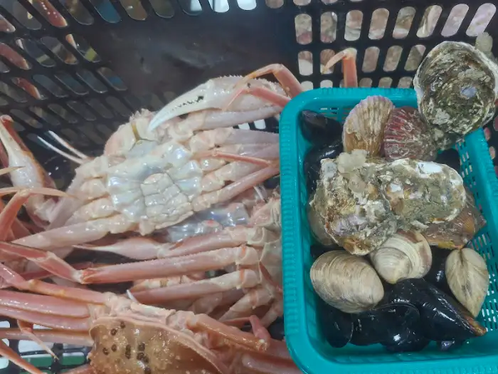 대게와 함께 서비스로 제공되는 조개류