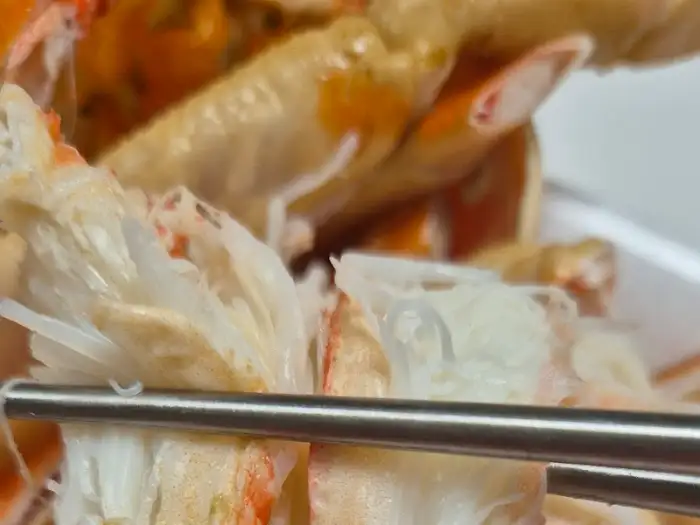 집게로 대게 살을 발라내는 모습