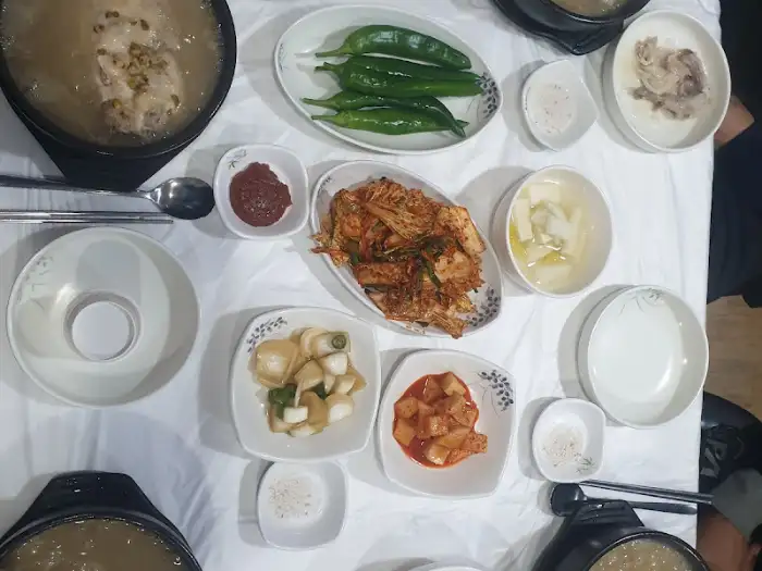 테이블 위에 놓인 다양한 반찬과 삼계탕