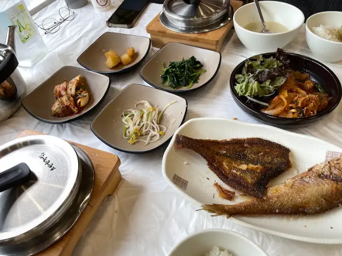 식탁 위에 차려진 다양한 반찬과 메인 요리