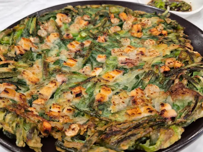 바삭하게 부쳐진 부추전