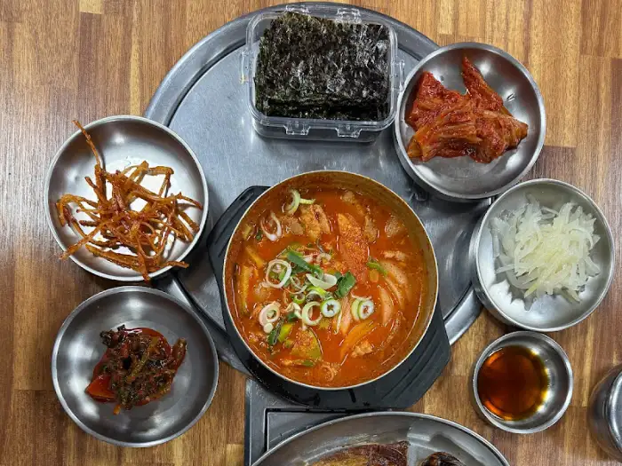 애호박찌개와 밑반찬 구성