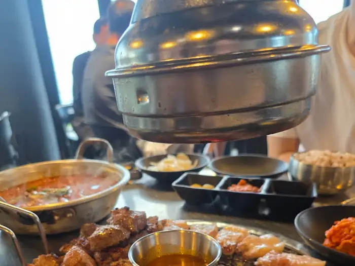 테이블에 놓인 다양한 반찬과 찌개