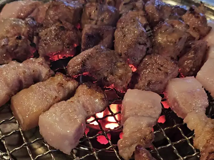 불판 위에서 맛있게 익어가고 있는 두툼한 근고기