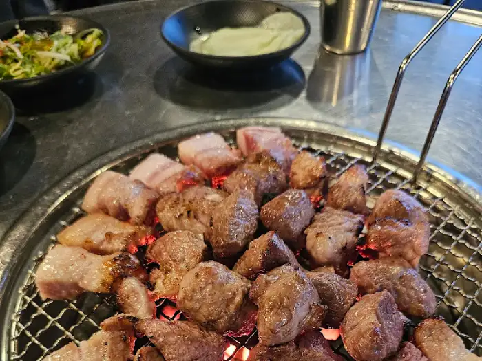 먹음직스럽게 익은 고기와 부드러운 계란찜