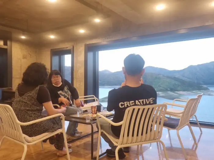 카페 내부에서 창밖 풍경을 바라보며 대화하는 사람들
