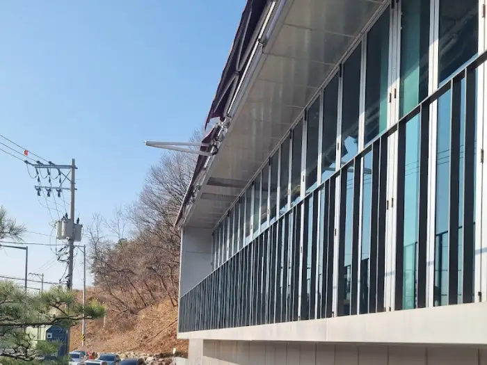 카페 라붐 외관 통창 모습