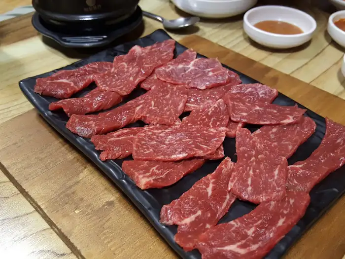 플레이팅된 고기 여러 조각 사진