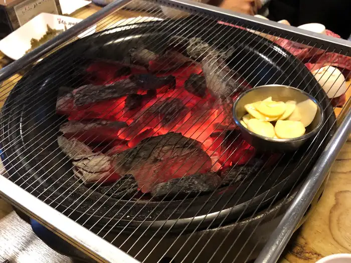 화로에 숯불이 달궈진 사진