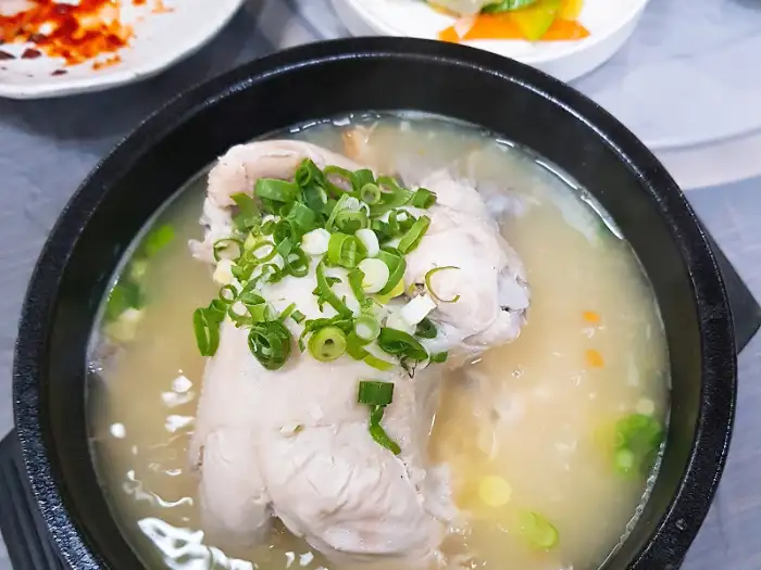 김이 모락모락 나는 삼계탕 모습