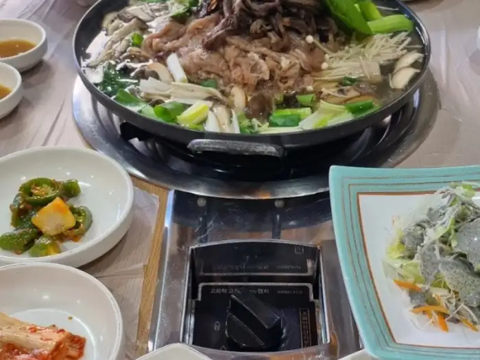 다양한 밑반찬과 함께 차려진 상차림