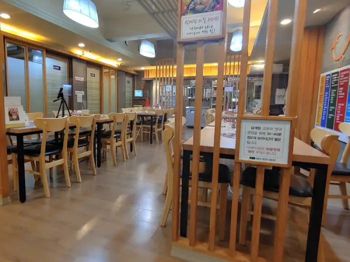 넓은 홀 내부 모습
