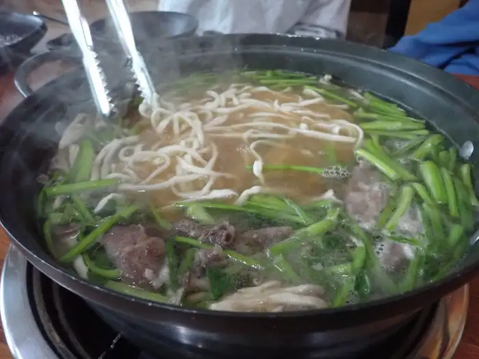 칼국수 면을 집는 모습