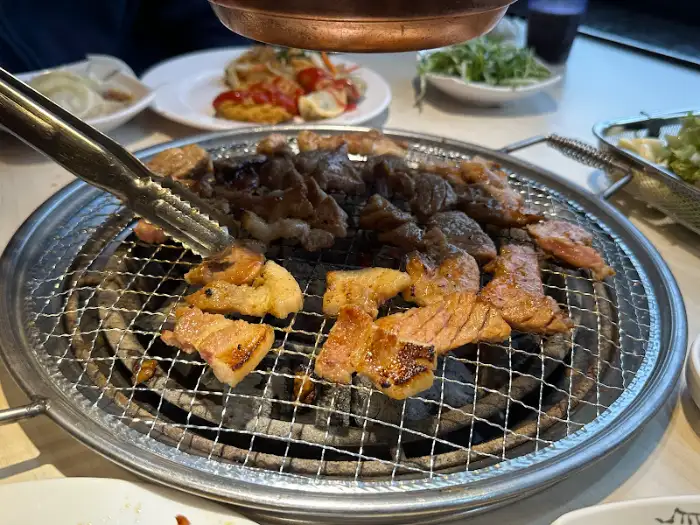 숯불 위에서 맛있게 익어가는 돼지갈비 이미지