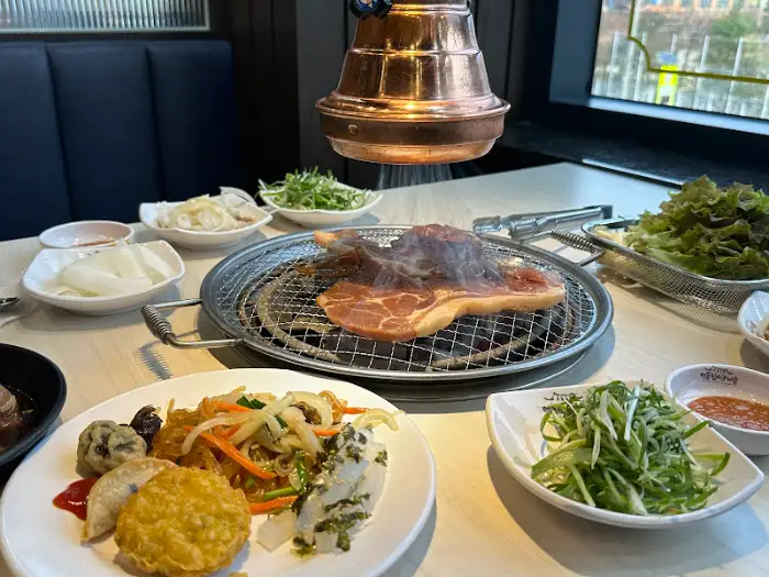 돼지갈비와 곁들여 먹는 반찬 및 쌈 채소 이미지