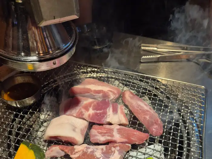 평거리 삼겹살 굽는 모습