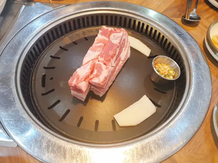 불판 위에 올라간 삼겹살 덩어리