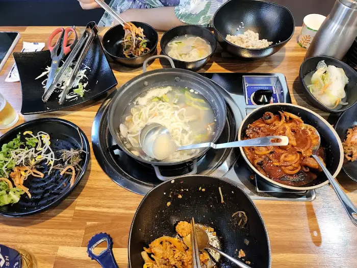 다양한 메뉴가 차려진 상차림