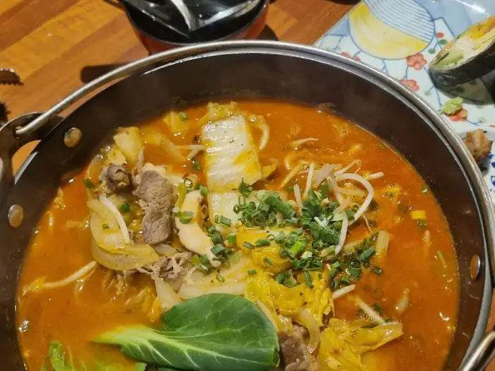 얼큰해 보이는 탕 요리