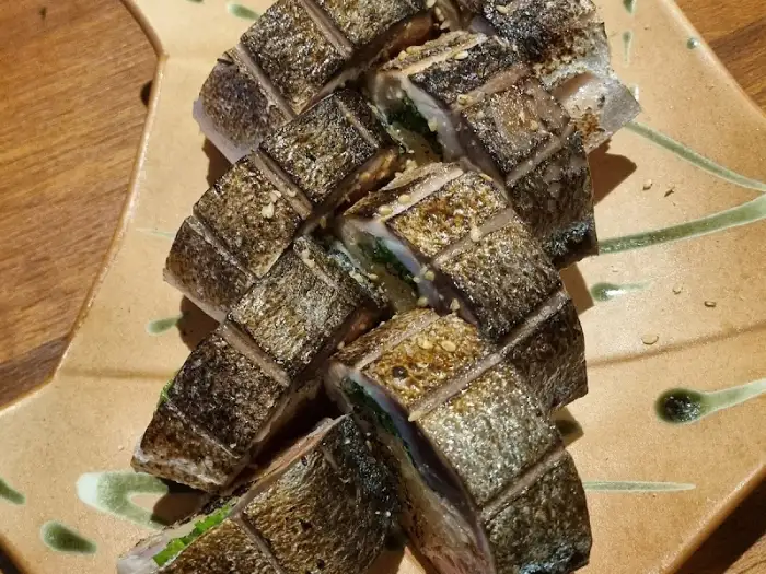 잘 썰어진 생선 구이 또는 롤