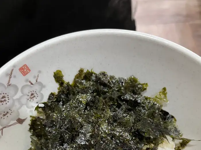 밥 위에 올라간 김가루 이미지