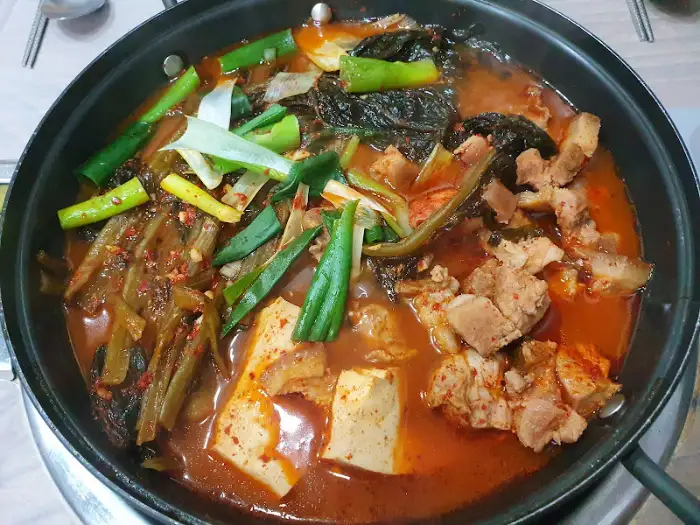 김치찜 속 푸짐한 돼지고기와 갓김치
