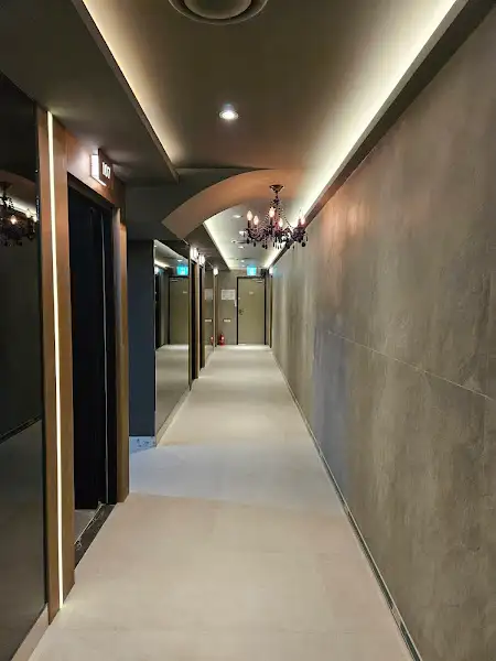 수원 인스타가라오케 본점의 내부 복도, 앤티크 샹들리에 조명과 간접 조명이 고급스러운 분위기를 연출합니다.