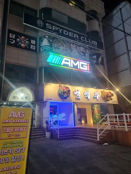 수원 인스타가라오케 본점 외관, 밤에 빛나는 간판들이 밤을 후끈 달아오르게 합니다.