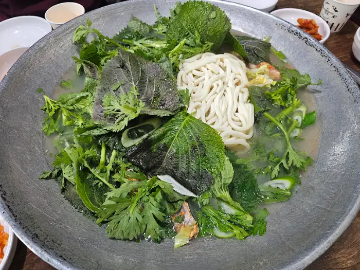 물닭갈비 조리 직전 신선한 채소와 사리가 듬뿍 담긴 모습